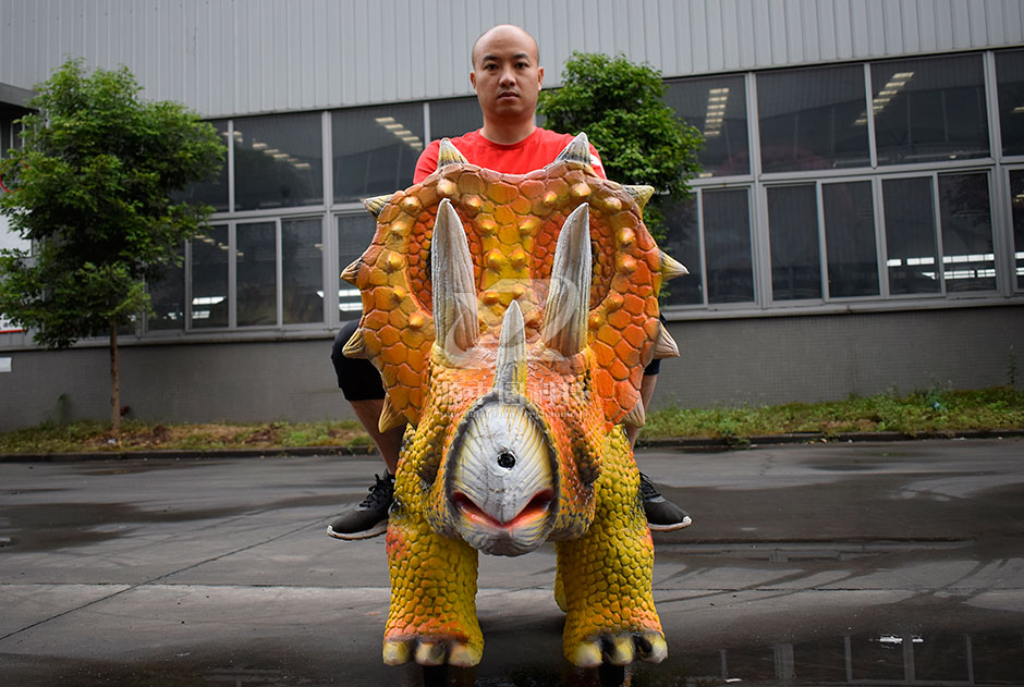 三角龍電瓶車，商場(chǎng)騎的三角龍，三角龍溜溜車