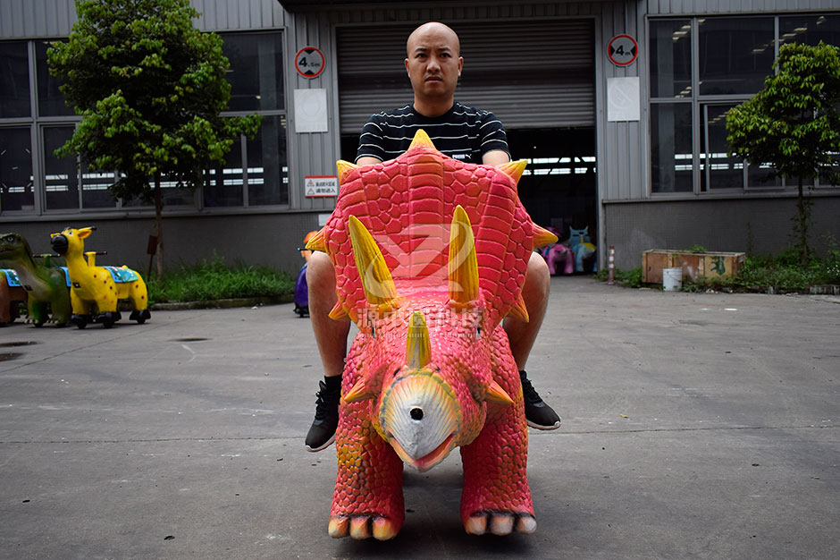 三角恐龍恐龍車，商場(chǎng)騎的三角龍，三角龍童車