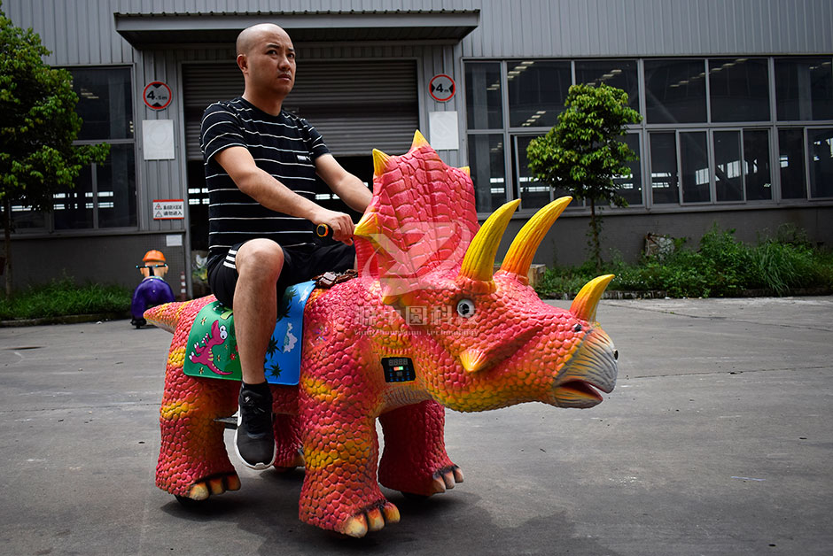 三角恐龍恐龍車，商場(chǎng)騎的三角龍，三角龍童車