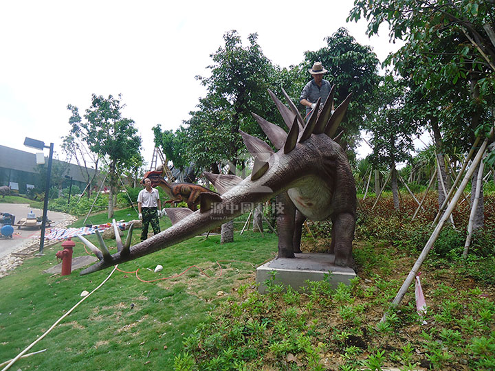 水泥雕塑劍龍制作，水泥恐龍制作